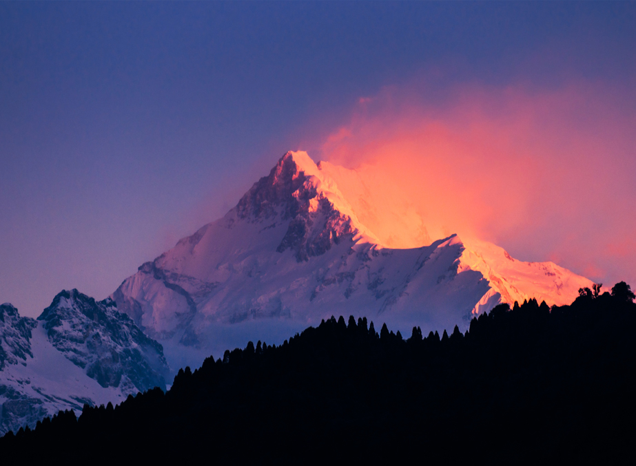 Capture Kanchenjunga Mountains